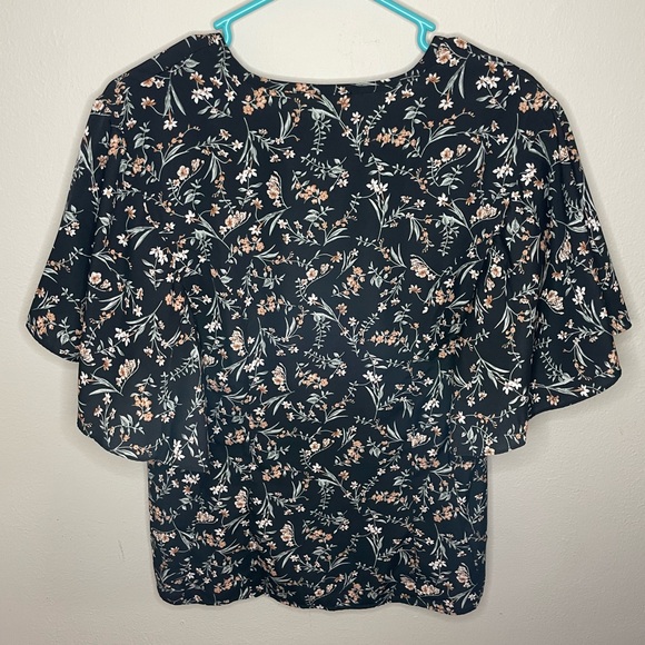 Unique Vintage dark floral batwing blouse with tie neck size large - Picture 4 of 7